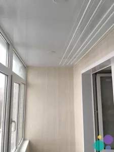 Обшивка потолка на балконе